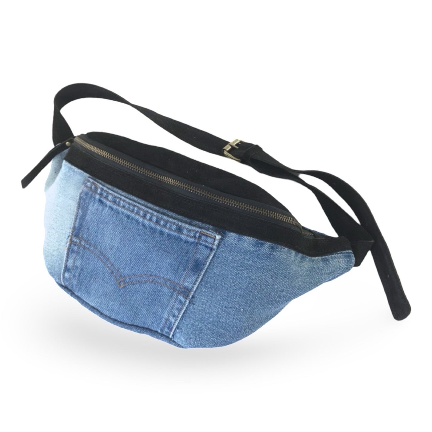 Gürteltasche Denim Schwarz – Damen Bauchtasche aus Denim mit schwarzem Reißverschluss und Schulterriemen, Schrägansicht | LiBEAU
