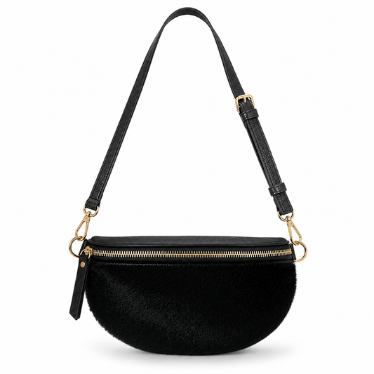 Gürteltasche Pony Schwarz – Damen Bauchtasche mit Ponyfell-Front, Leder-Rückseite und goldenem Schulterriemen, Frontansicht | LiBEAU
