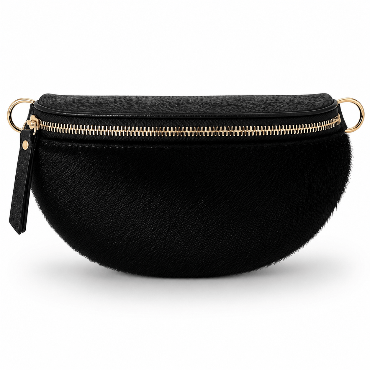 Gürteltasche Pony Schwarz – Nahaufnahme der schwarzen Ponyfell-Front mit goldenem Reißverschluss und Leder-Oberteil | LiBEAU
