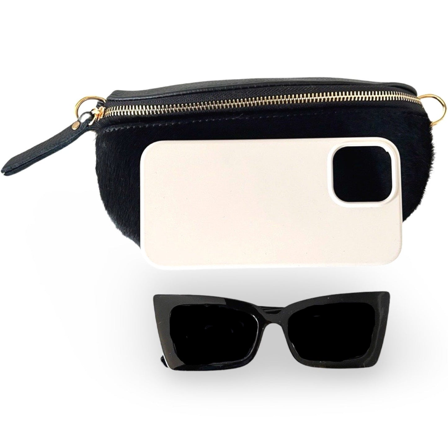 Gürteltasche Pony Schwarz – Größenvergleich mit Smartphone und schwarzer Cat-Eye-Sonnenbrille, zeigt das kompakte Format | LiBEAU
