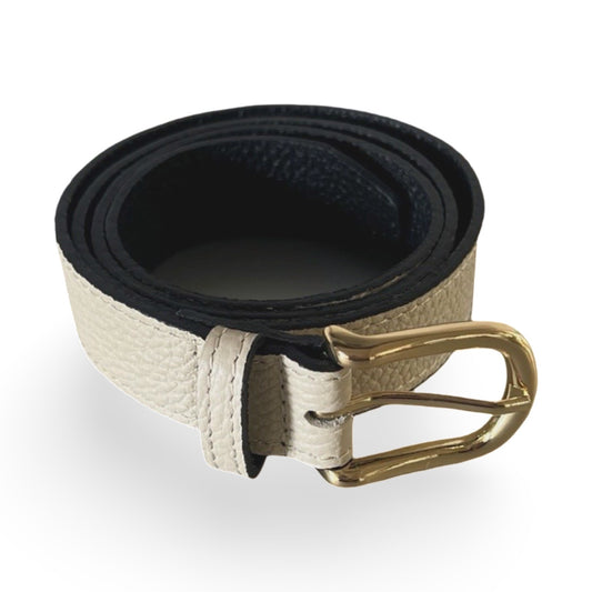 Jasmine Belt – LiBEAU cremefarbener Ledergürtel mit goldener Schnalle, aufgerollt, Produktansicht | LiBEAU
