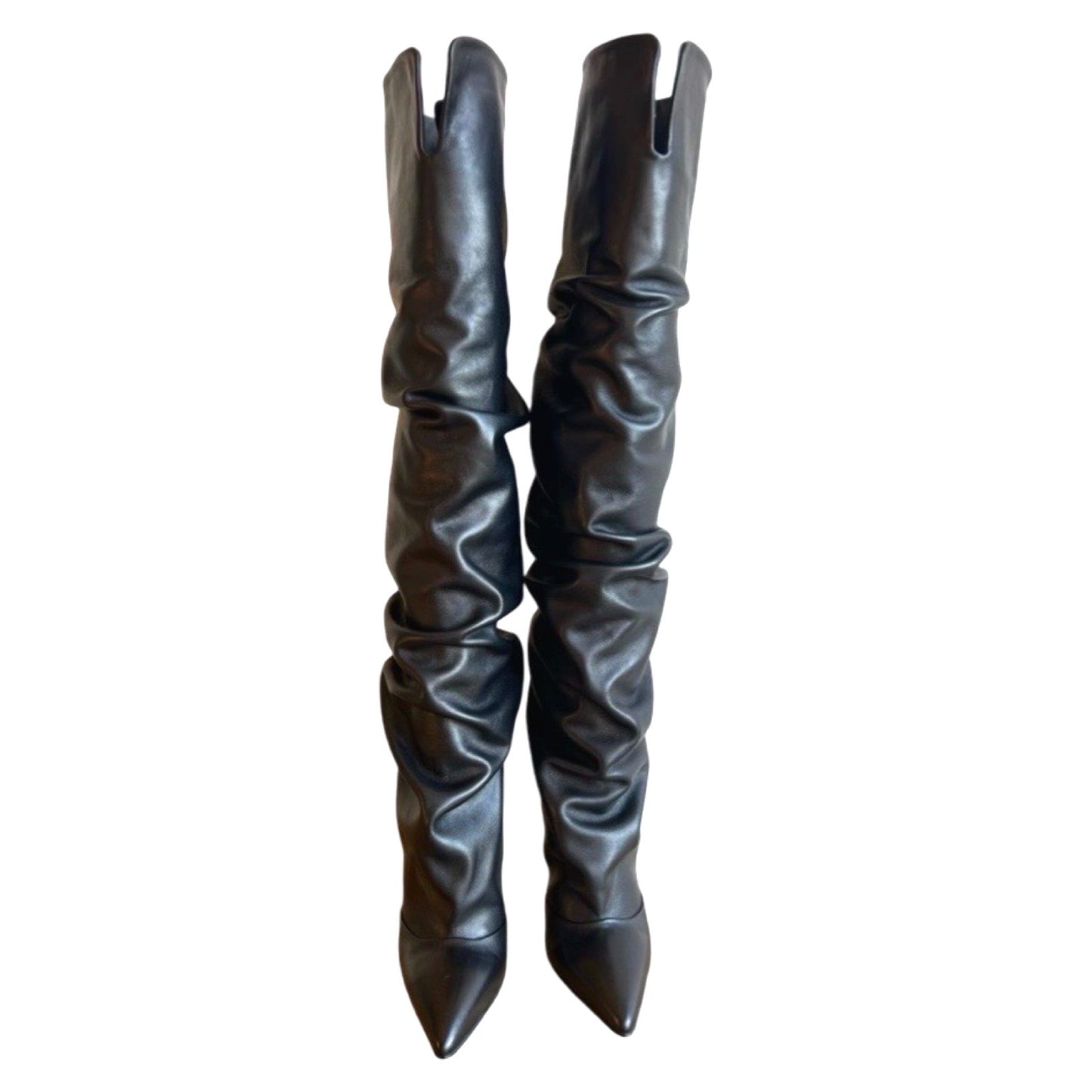 Leslie Boots – LiBEAU Schwarze Leder Overknee Stiefel Paar, geraffter Schaft mit offener Schaftkante und spitzer Zehenpartie, Frontansicht | LiBEAU
