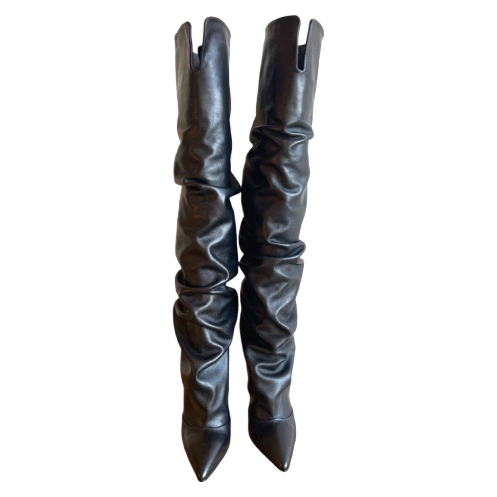 Leslie Boots – LiBEAU Schwarze Leder Overknee Stiefel Paar, geraffter Schaft mit offener Schaftkante und spitzer Zehenpartie, Frontansicht | LiBEAU
