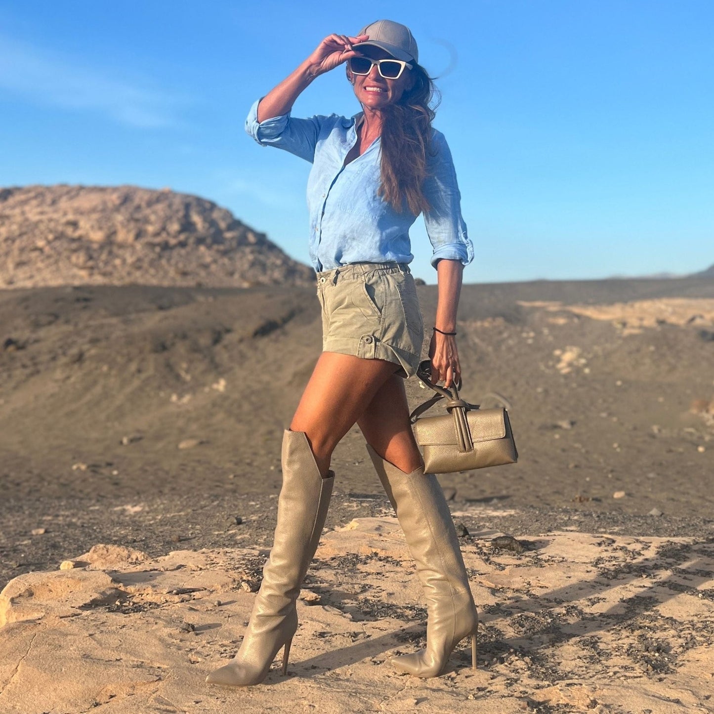 Letizia Stiefel – LiBEAU Damen trägt Taupe Overknee Stiefel, zeitloser eleganter Editorial Look | LiBEAU