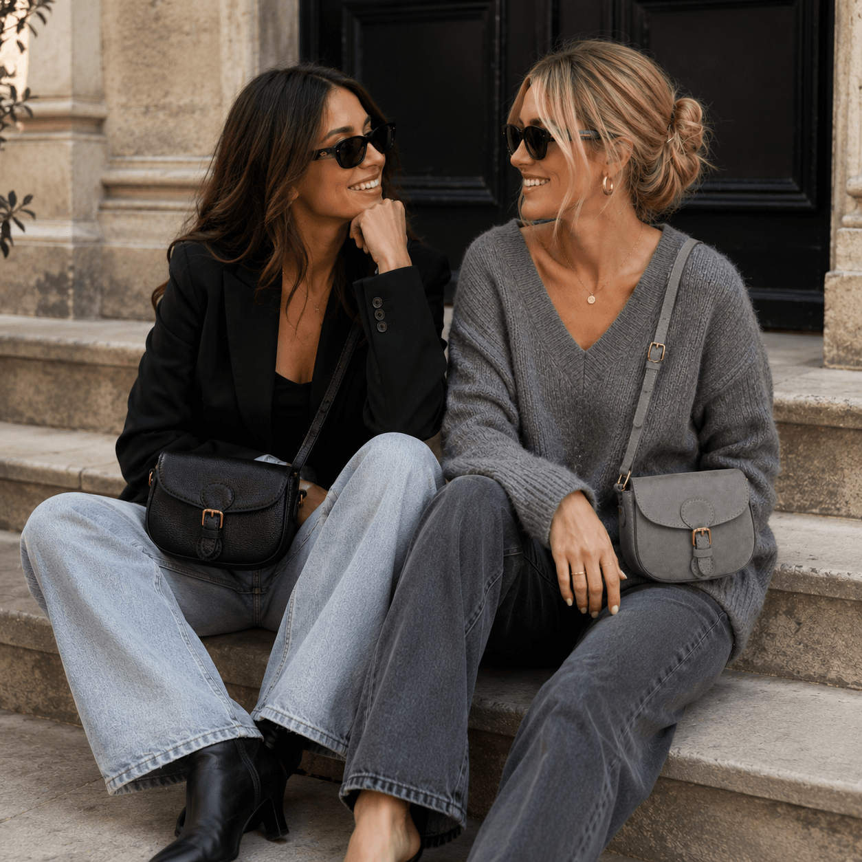 Mini Danielle Nero – LiBEAU Zwei Damen tragen Mini Danielle in Schwarz und Grau zu Jeans und Blazer auf Pariser Treppe, lässiger eleganter City Editorial Look | LiBEAU
