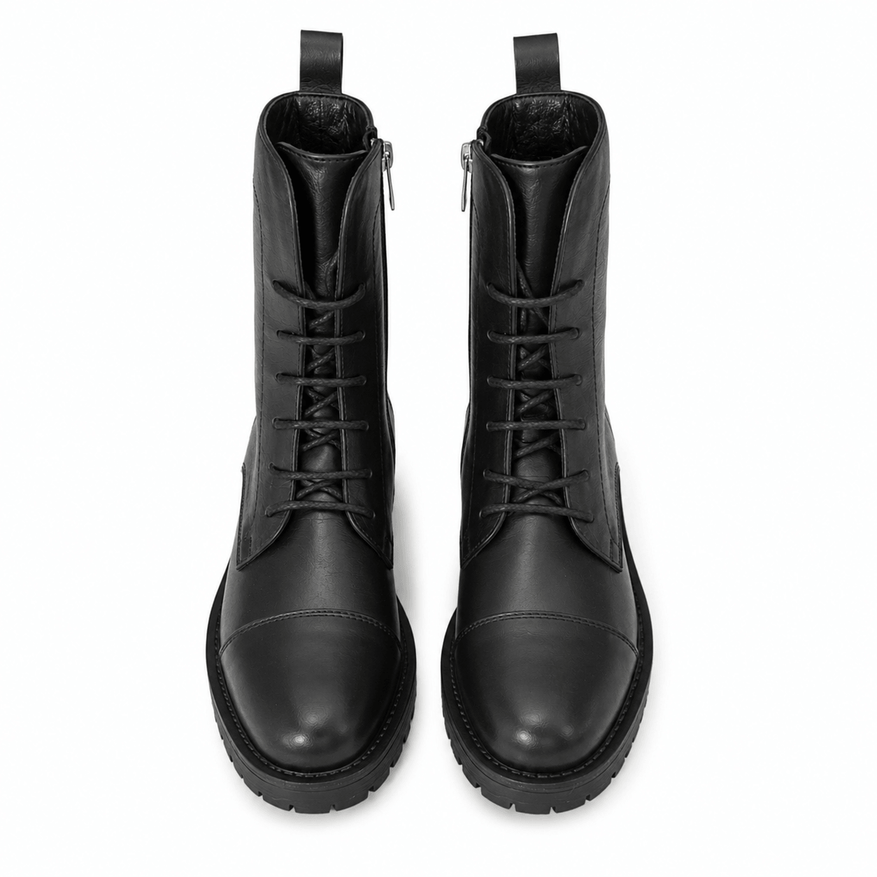 Nathaniel Boots – LiBEAU Schwarze Leder Combat Boots Paar, dekorative Schnürung, seitlicher Reißverschluss und Zuglasche, Frontansicht | LiBEAU
