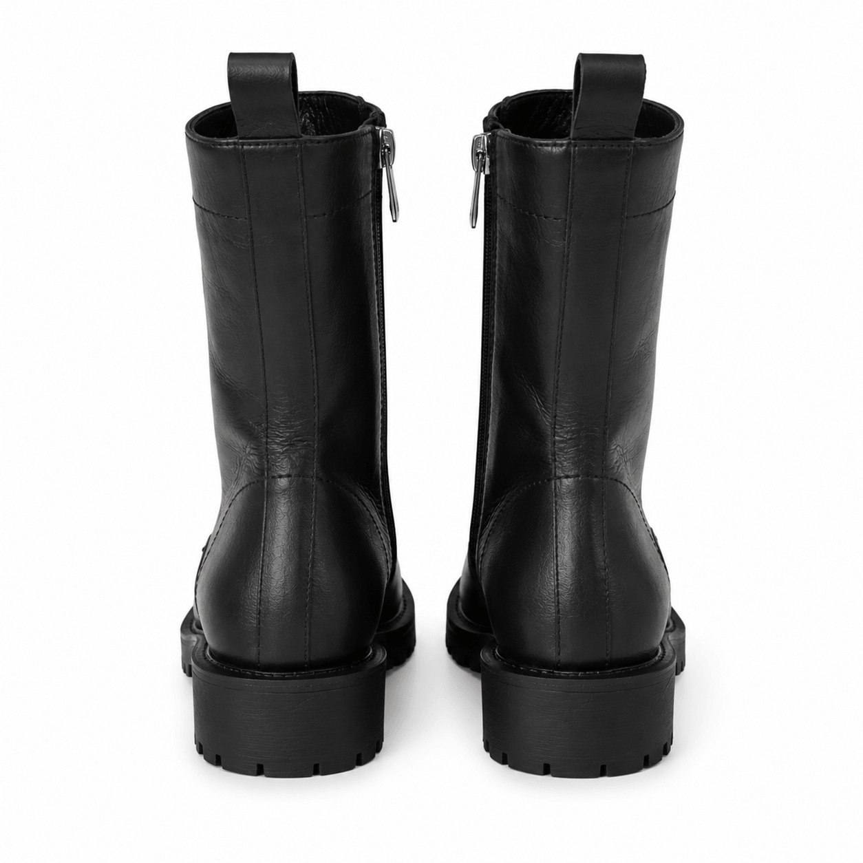 Nathaniel Boots – LiBEAU Detailansicht Rückansicht Schwarze Leder Stiefel Paar, Zuglasche und seitlicher Reißverschluss, Profilsohle | LiBEAU
