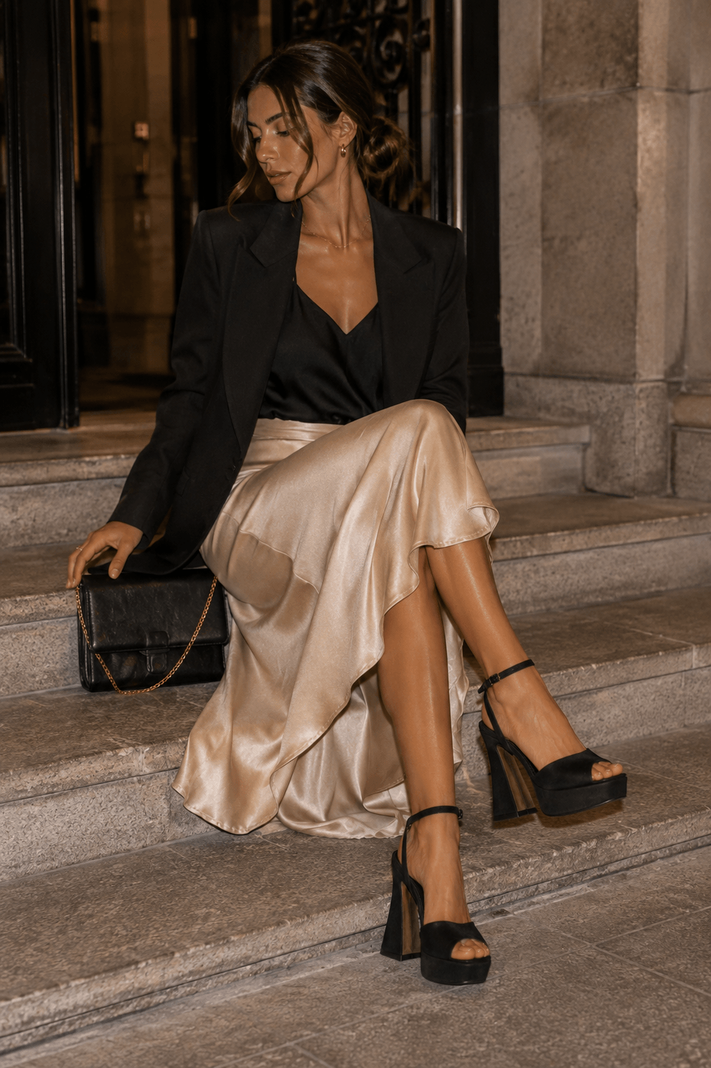 Noir Sandals Schwarz – Model mit schwarzen High Heel Sandaletten im Abend-Outfit | LiBEAU
