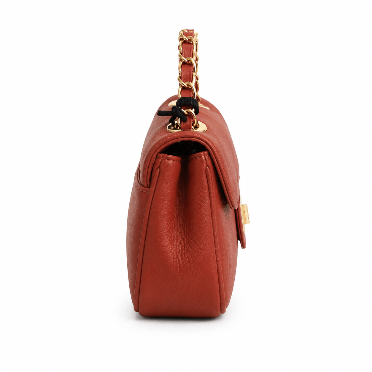 Clutch Nora Red – LiBEAU Detailansicht Seitenansicht rostrote Leder-Clutch mit langem goldverflochtenem Schulterriemen, kompakte Trapezform und weiches Leder | LiBEAU
