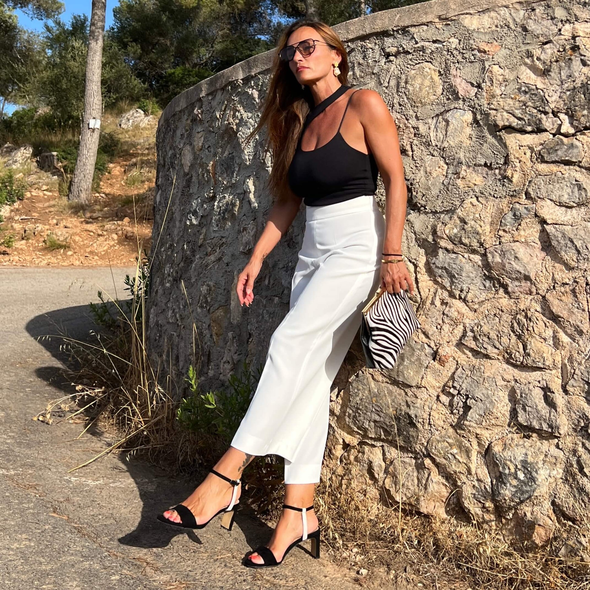 Piano Sandals – LiBEAU Damen trägt schwarze Wildleder-Riemchensandalen mit weißem Knöchelriemen, eleganter Editorial Look | LiBEAU
