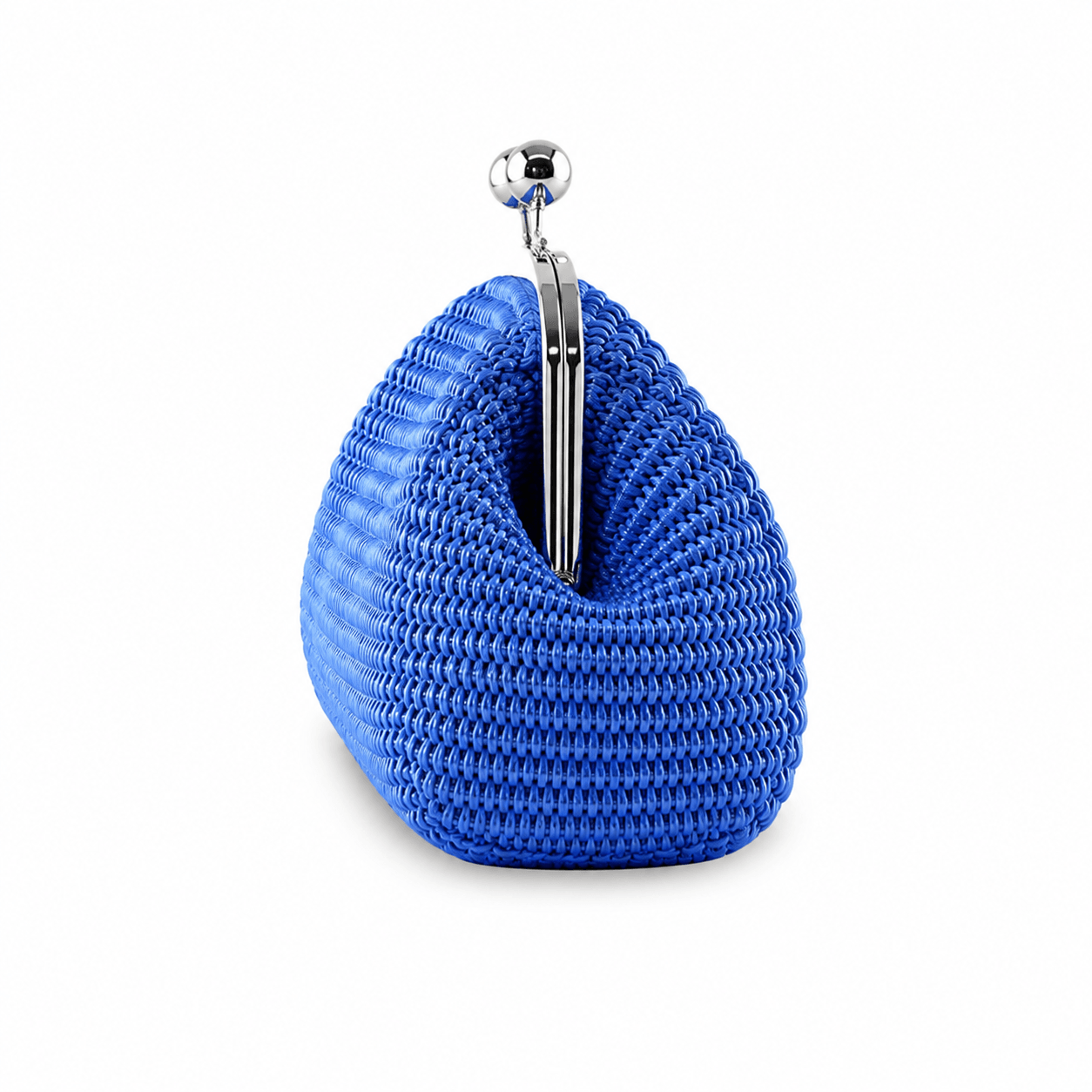Clutch Raffia Bluettone – LiBEAU Detailansicht Seitenansicht royalblaue Raffia-Clutch mit geöffnetem Silber-Bügelverschluss, strukturiertes Geflecht und gewölbte Form | LiBEAU
