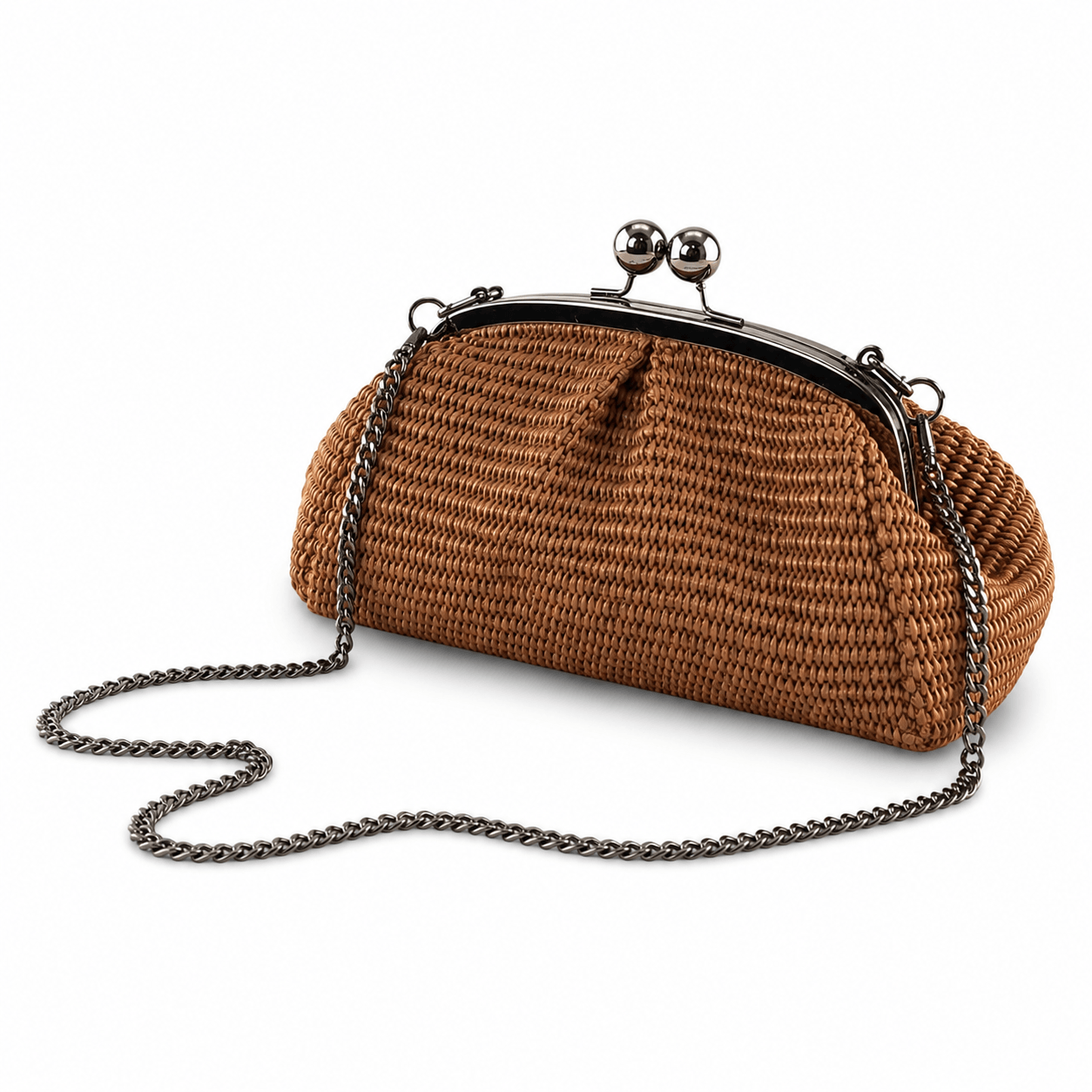 Clutch Raffia Mattone – LiBEAU Damen Clutch Terrakotta-Braun Raffia mit abnehmbarer Silberkette als Schulterriemen und Silber-Bügelverschluss, Schräg-Frontansicht | LiBEAU
