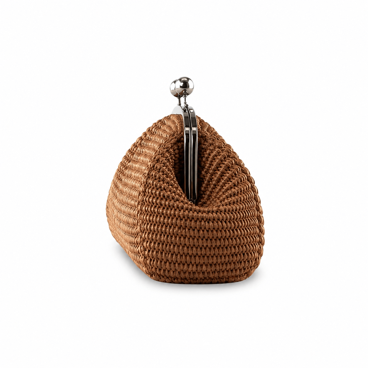 Clutch Raffia Mattone – LiBEAU Detailansicht Seitenansicht terrakottafarbene Raffia-Clutch mit geöffnetem Silber-Bügelverschluss, strukturiertes Geflecht und gewölbte Form | LiBEAU
