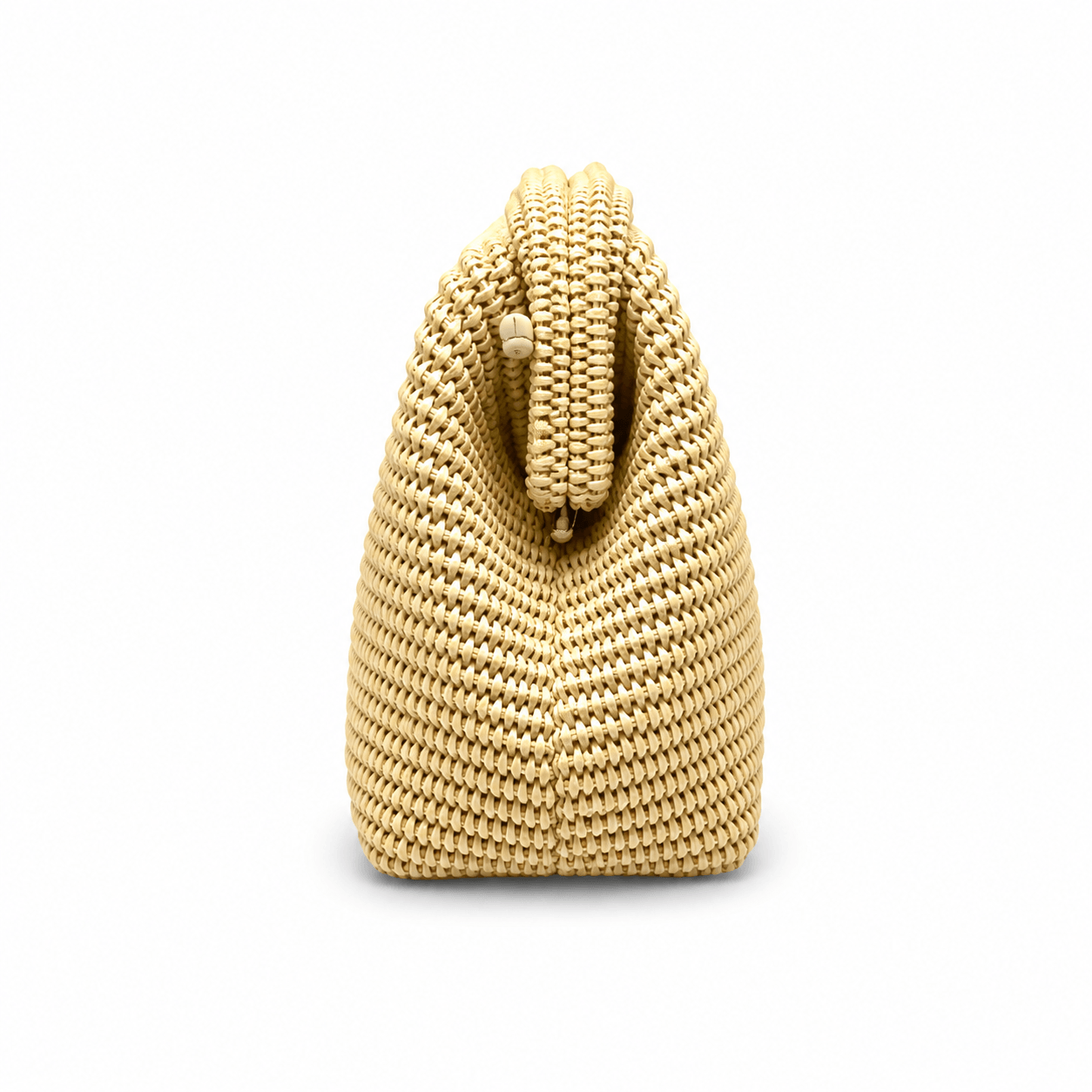 Clutch Raffia Nature – LiBEAU Detailansicht Seitenansicht beige Raffia-Clutch, strukturiertes Geflecht mit geflochtenem Raffia-Henkel und Holzperlen-Detail | LiBEAU
