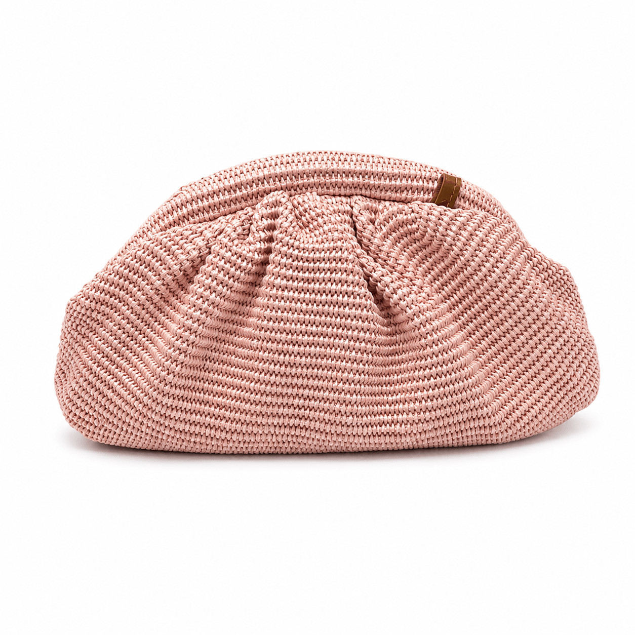 Clutch Raffia Rosé L – LiBEAU Damen Clutch Rosa strukturiertes Raffia-Geflecht mit geraffte Pouch-Form und cognacfarbenem Leder-Tab-Verschluss, Frontansicht | LiBEAU
