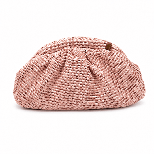 Clutch Raffia Rosé L – LiBEAU Damen Clutch Rosa strukturiertes Raffia-Geflecht mit geraffte Pouch-Form und cognacfarbenem Leder-Tab-Verschluss, Frontansicht | LiBEAU
