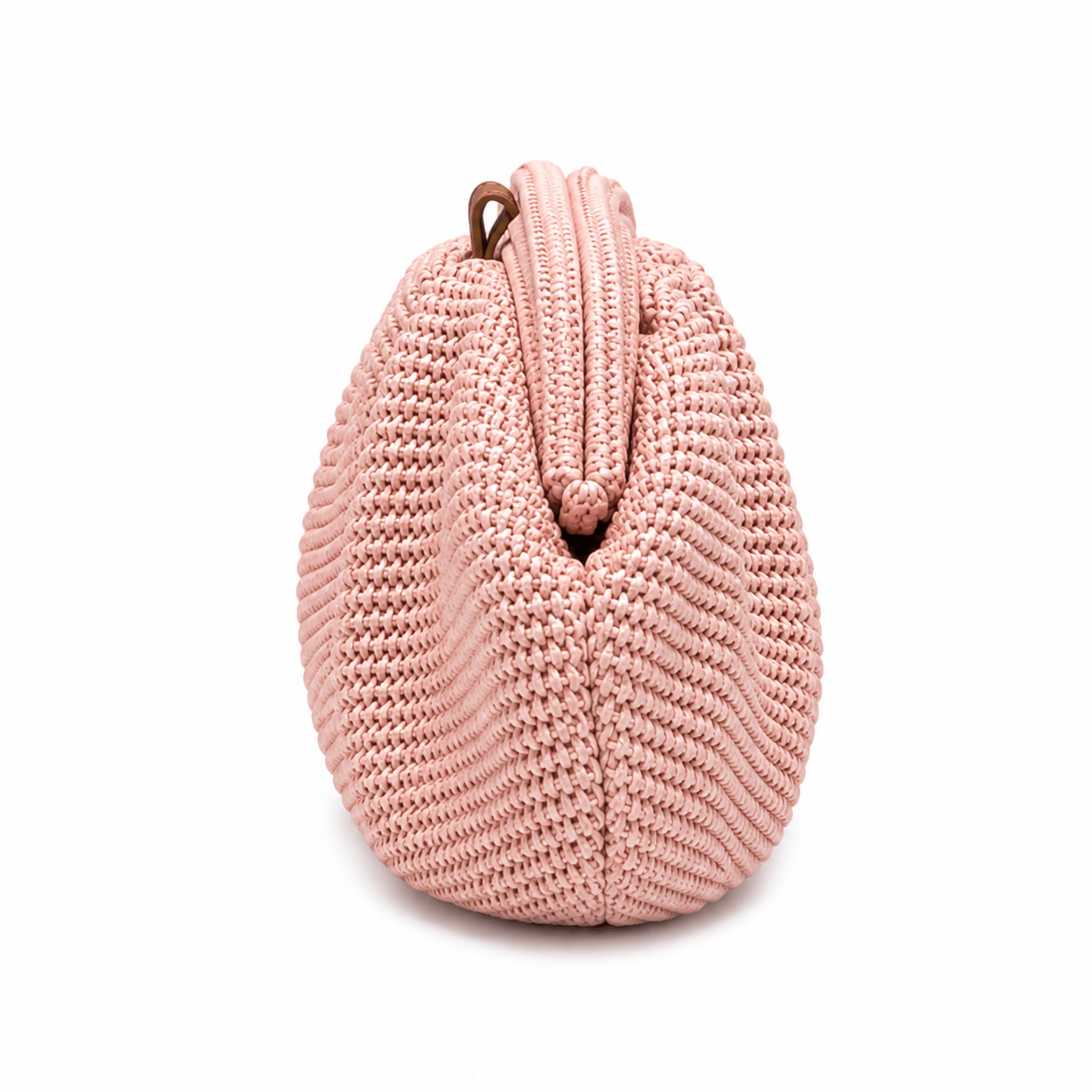 Clutch Raffia Rosé L – LiBEAU Detailansicht Seitenansicht rosafarbene Raffia-Clutch, Reißverschluss mit Leder-Zipper und strukturiertes Raffia-Geflecht im Fischgrätmuster | LiBEAU
