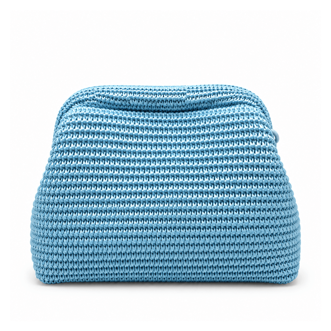 Clutch Raffia Skyla – LiBEAU Damen Clutch Hellblau strukturiertes Raffia-Geflecht mit gewölbtem Deckel und hellblauem Knopf-Verschluss, Frontansicht | LiBEAU
