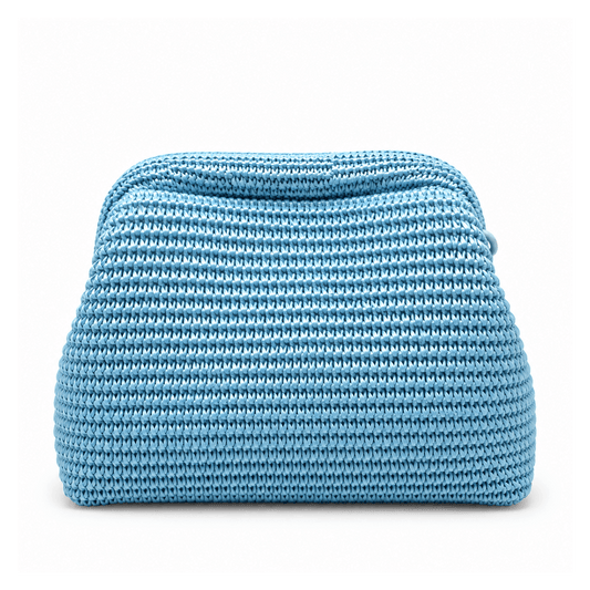 Clutch Raffia Skyla – LiBEAU Damen Clutch Hellblau strukturiertes Raffia-Geflecht mit gewölbtem Deckel und hellblauem Knopf-Verschluss, Frontansicht | LiBEAU
