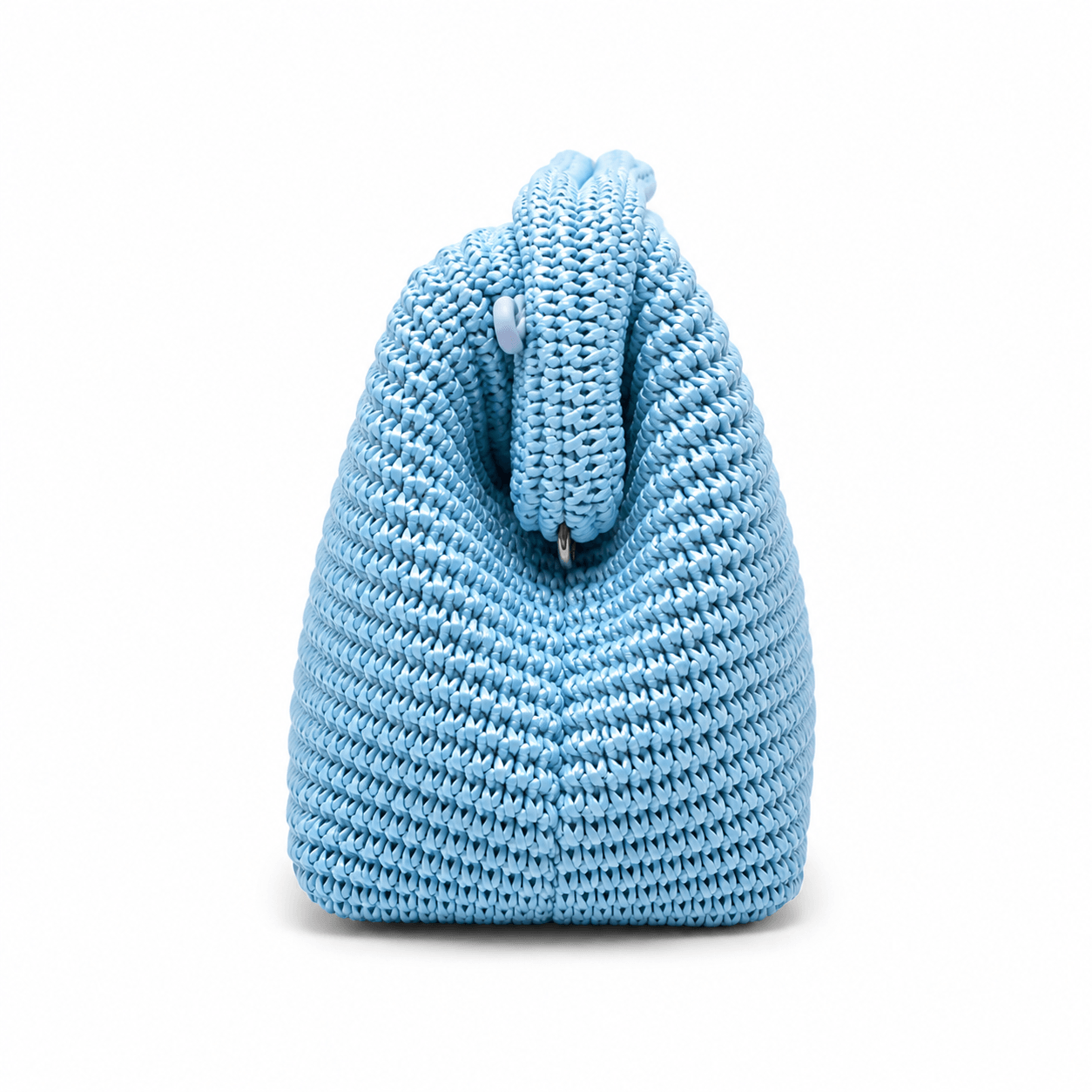 Clutch Raffia Skyla – LiBEAU Detailansicht Seitenansicht hellblaue Raffia-Clutch, strukturiertes Geflecht mit geflochtenem Raffia-Henkel und Silberkarabiner | LiBEAU
