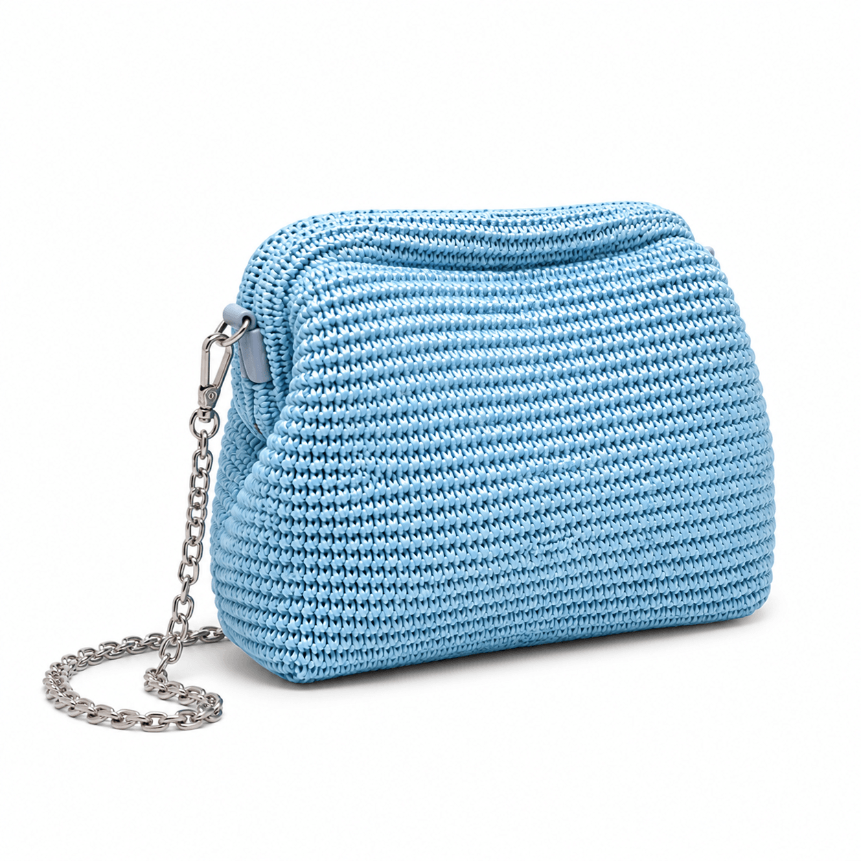 Clutch Raffia Skyla – LiBEAU Damen Clutch Hellblau Raffia mit abnehmbarer Silberkette und Silberkarabiner als Schulterriemen, Schräg-Frontansicht | LiBEAU
