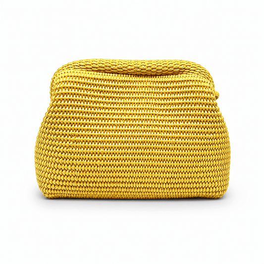 Clutch Raffia Sunkissed – LiBEAU Damen Clutch Gelb strukturiertes Raffia-Geflecht mit gewölbtem Deckel und Reißverschluss-Detail, Frontansicht | LiBEAU
