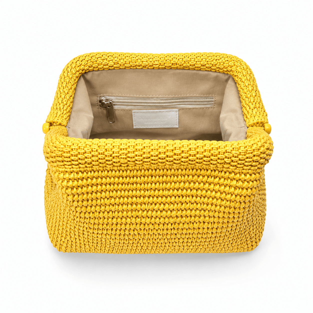 Clutch Raffia Sunkissed – LiBEAU Innenansicht gelbe Raffia-Clutch geöffnet, cremefarbenes Innenfutter mit Reißverschluss-Innenfach und LiBEAU-Label | LiBEAU
