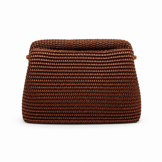 Clutch Rafia Brownie – LiBEAU Damen Clutch Braun glänzendes Raffia-Geflecht mit strukturiertem Klappendeckel und cognacfarbenem Lederhenkel, Frontansicht | LiBEAU
