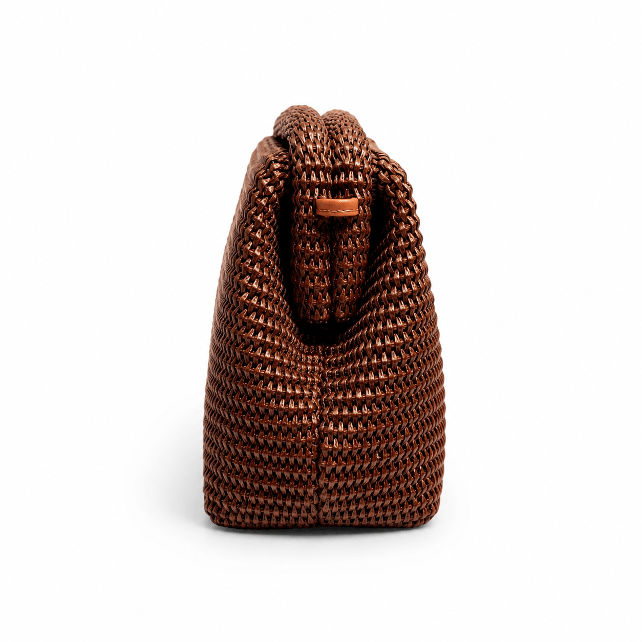 Clutch Rafia Brownie – LiBEAU Detailansicht Seitenansicht braune Raffia-Clutch, strukturiertes Geflecht mit cognacfarbenem Lederhenkel und gewölbtem Deckel | LiBEAU
