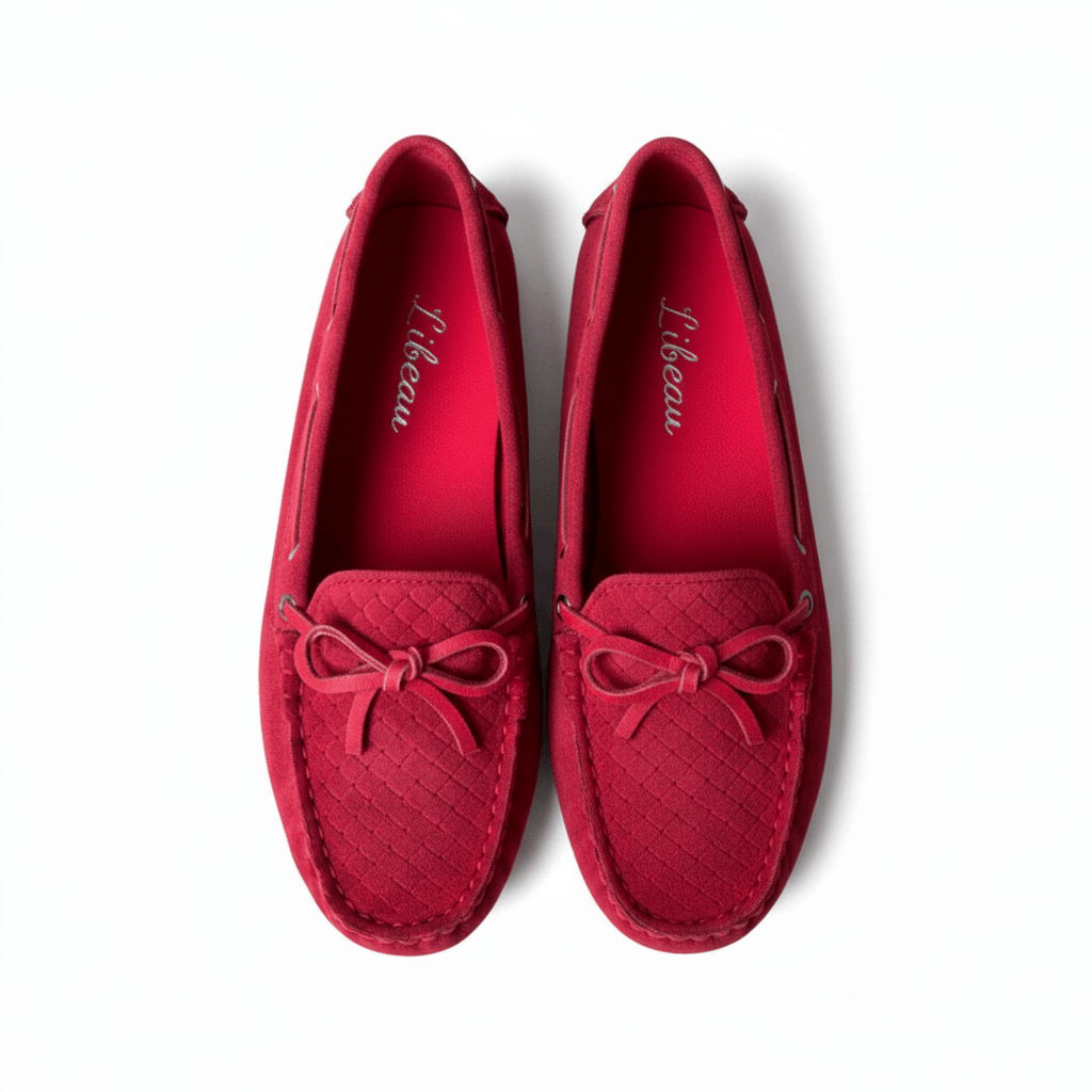 Red Berry Mokassin – LiBEAU Damen Loafer Rot Wildleder Paar, Flechtmuster und rote Schleife, rotes Innenfutter mit LiBEAU Branding, Draufsicht | LiBEAU
