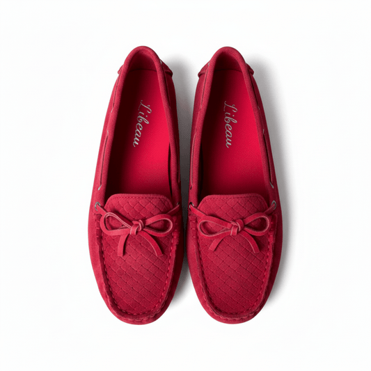 Red Berry Mokassin – LiBEAU Damen Loafer Rot Wildleder Paar, Flechtmuster und rote Schleife, rotes Innenfutter mit LiBEAU Branding, Draufsicht | LiBEAU
