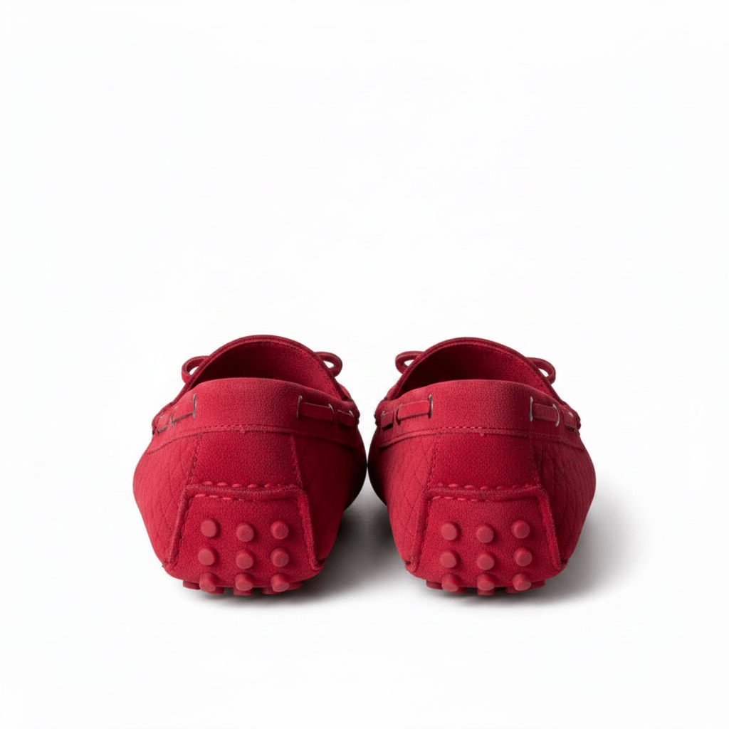 Red Berry Mokassin – LiBEAU Detailansicht Rückansicht Rote Wildleder Loafer Paar, Flechtmuster und flache Sohle | LiBEAU
