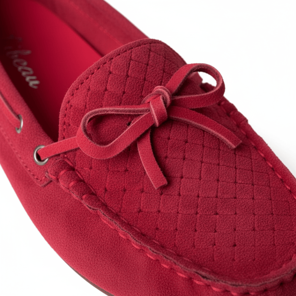 Red Berry Mokassin – LiBEAU Detailaufnahme rote Wildleder Schleife mit Silberöse und Flechtmuster auf rotem Suede Loafer | LiBEAU
