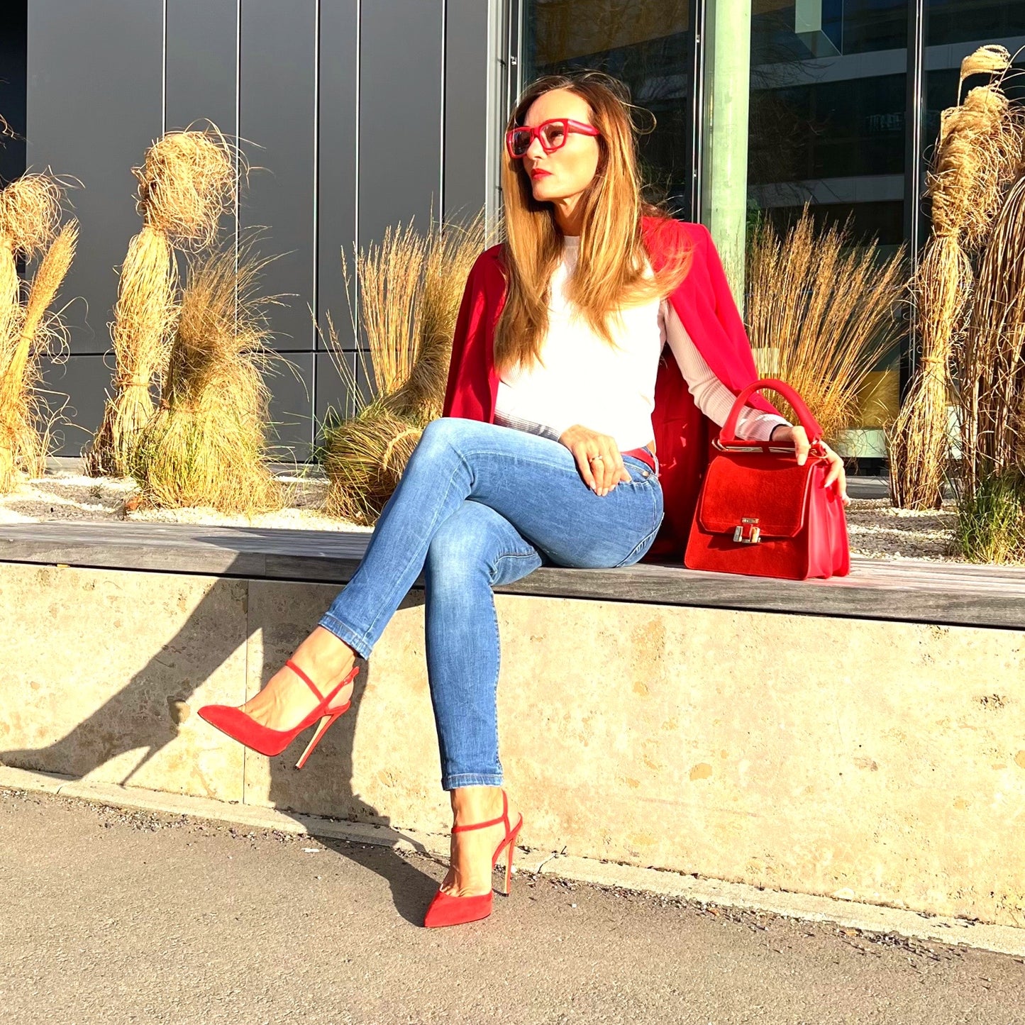 Red Seduction Sling Pumps – LiBEAU Damen trägt rote Suede Stiletto Slingpumps, leidenschaftlicher verführerischer Editorial Look | LiBEAU

