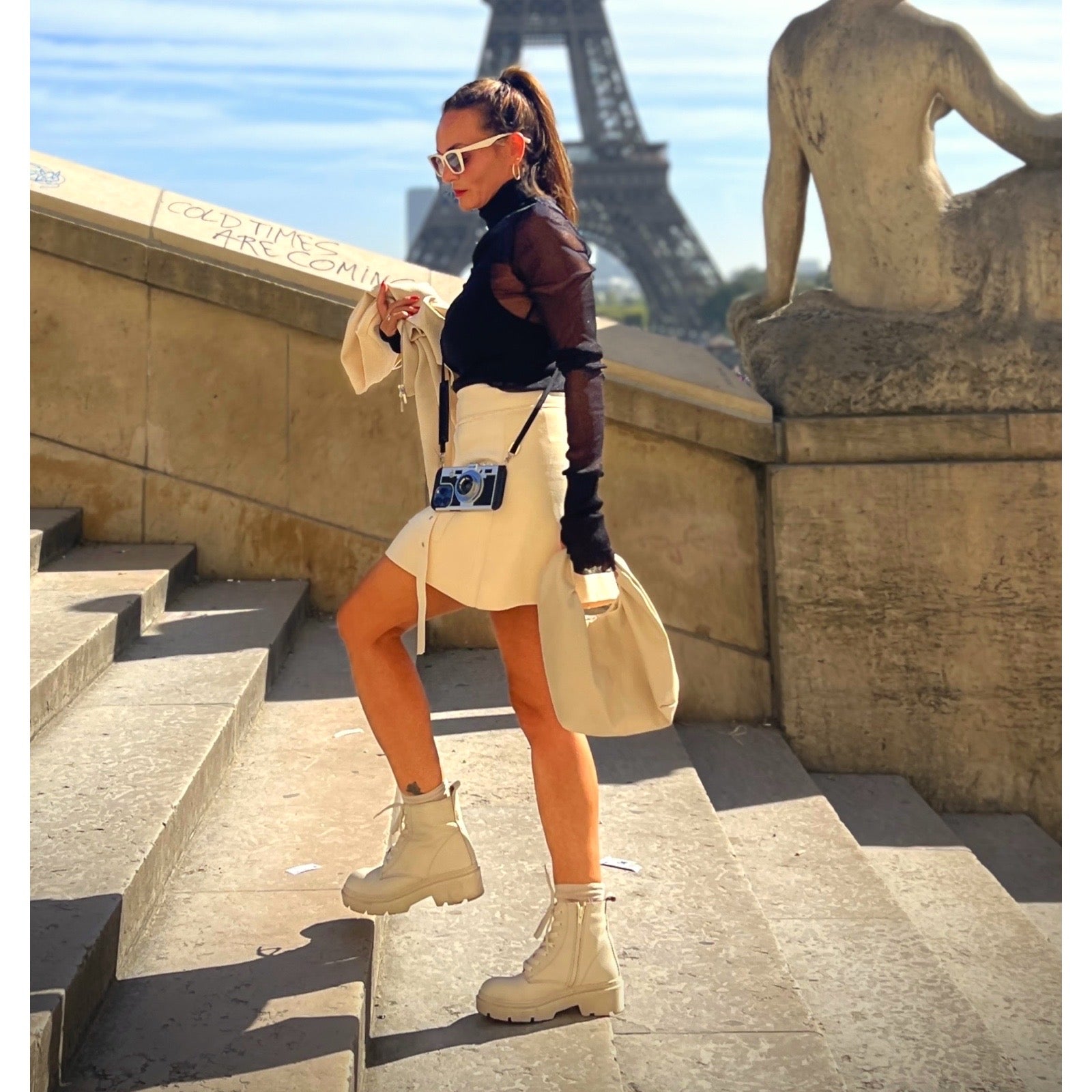 Rusty Boots – LiBEAU Damen trägt Cremé Leder Ankle Boots, lässiger cooler Editorial Look zu Jeans | LiBEAU
