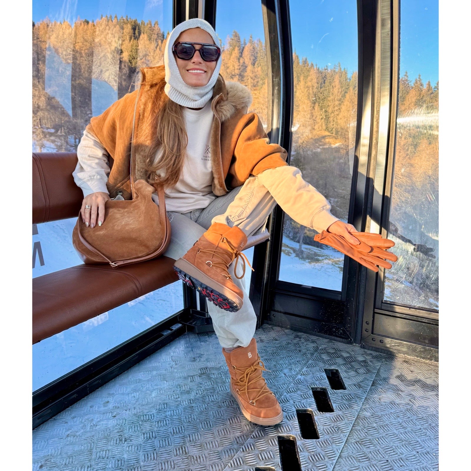 Loop Schal & Mütze – Model trägt 2 in 1 Loop Schal als Mütze und Schal, winterlicher Look | LiBEAU
