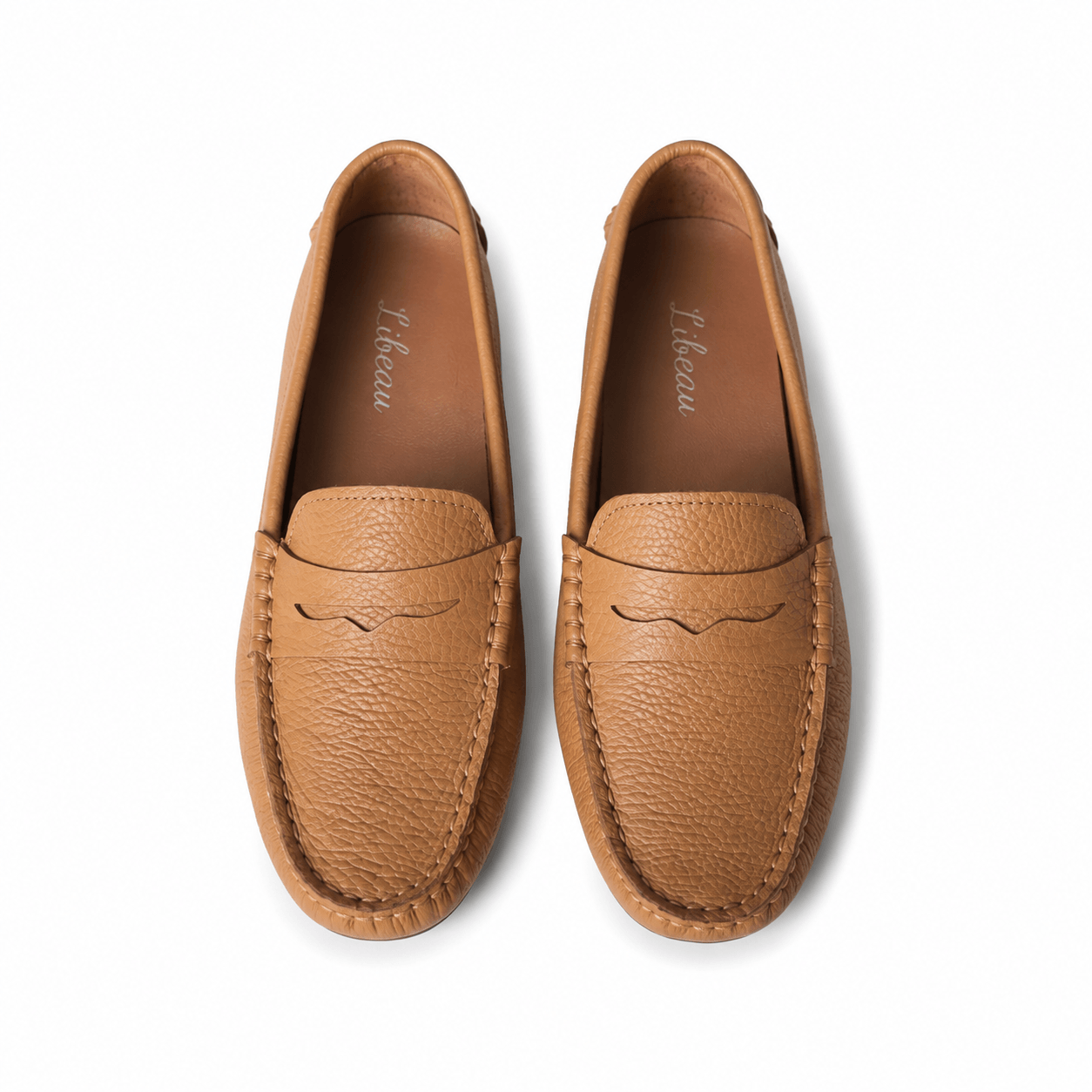 Sienna Mokassin – LiBEAU Damen Penny Loafer Cognac Caramel Leder Paar, klassischer Penny-Steg und LiBEAU Branding im Innenfutter, Draufsicht | LiBEAU
