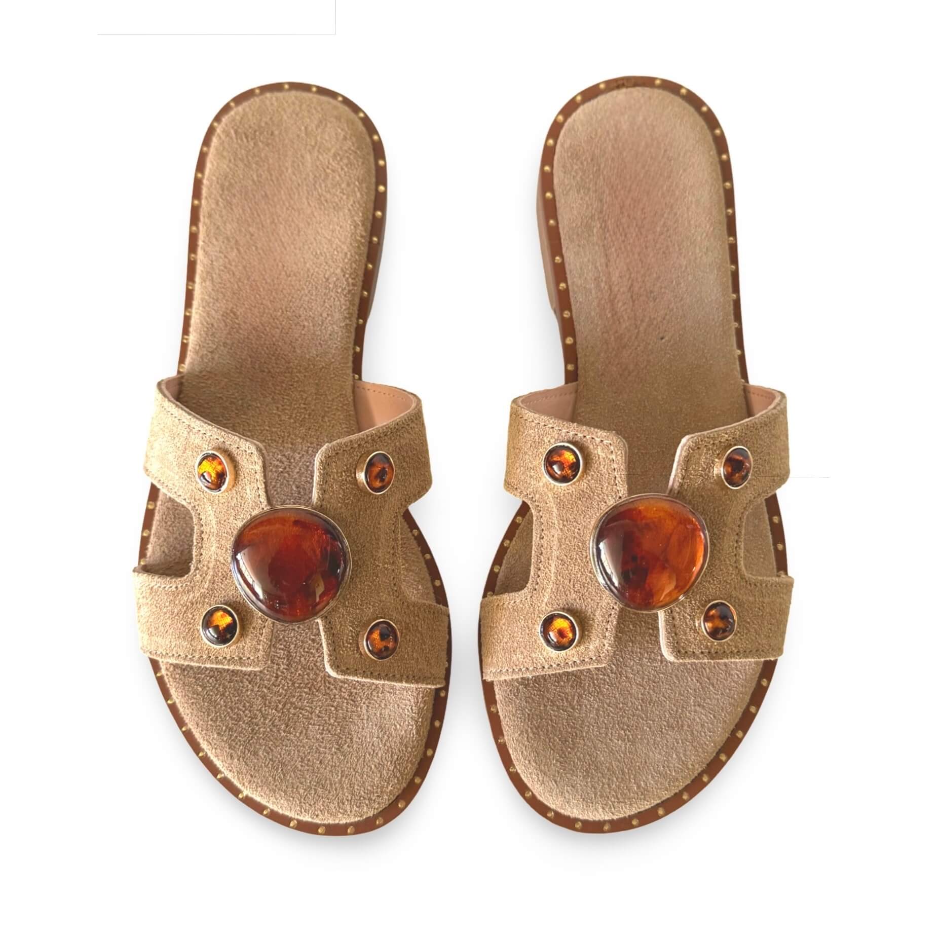 Mosaic Slipper – Detailansicht Wildleder-Oberfläche Beige | LiBEAU
