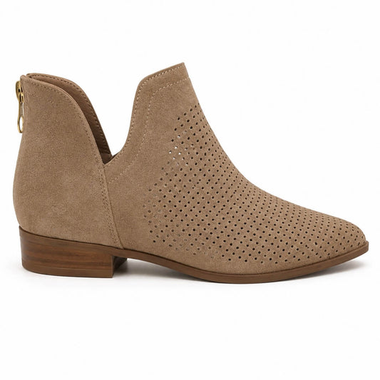 Sonora Boots Beige – Seitenansicht, perforiertes Wildlederimitat mit seitlichem Cut-Out | LiBEAU
