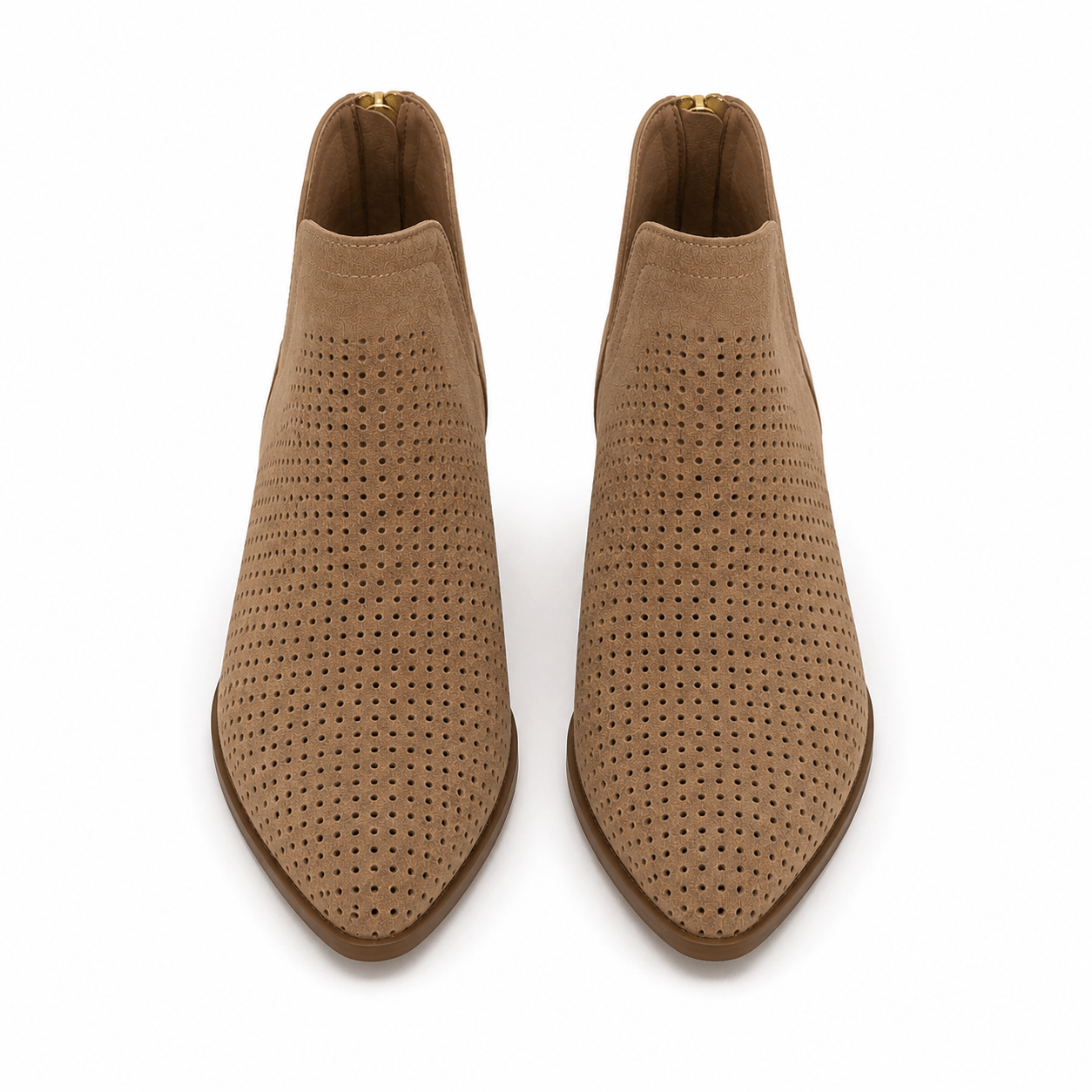 Sonora Boots Beige – Detailansicht perforiertes Wildlederimitat & 3 cm Blockabsatz | LiBEAU
