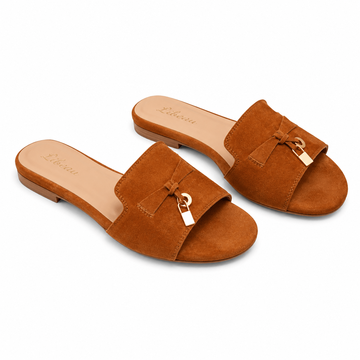 Tawny Classic Slipper – LiBEAU Damen Wildleder-Slipper in Cognac/Caramel mit goldener Dekorschnalle, Produktansicht | LiBEAU
