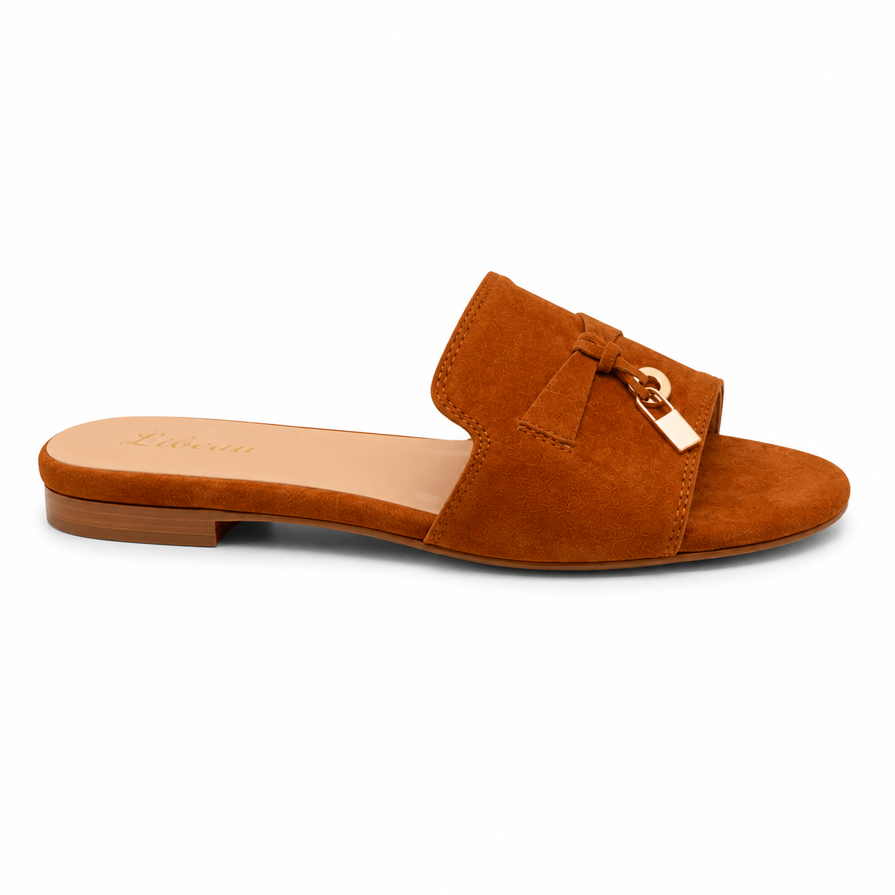 Tawny Classic Slipper – LiBEAU cognacfarbener Wildleder-Slipper seitlich, goldene Dekorschnalle Detail, Seitenansicht | LiBEAU
