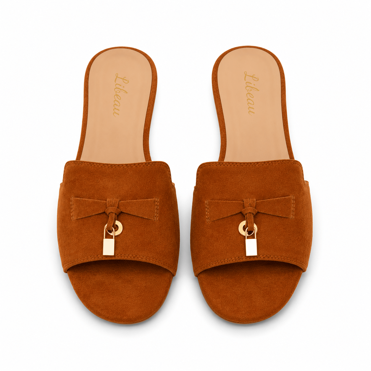 Tawny Classic Slipper – LiBEAU Damen Wildleder-Slipper Cognac Draufsicht, goldene Dekorschnalle und klassischer Slipper-Schnitt | LiBEAU
