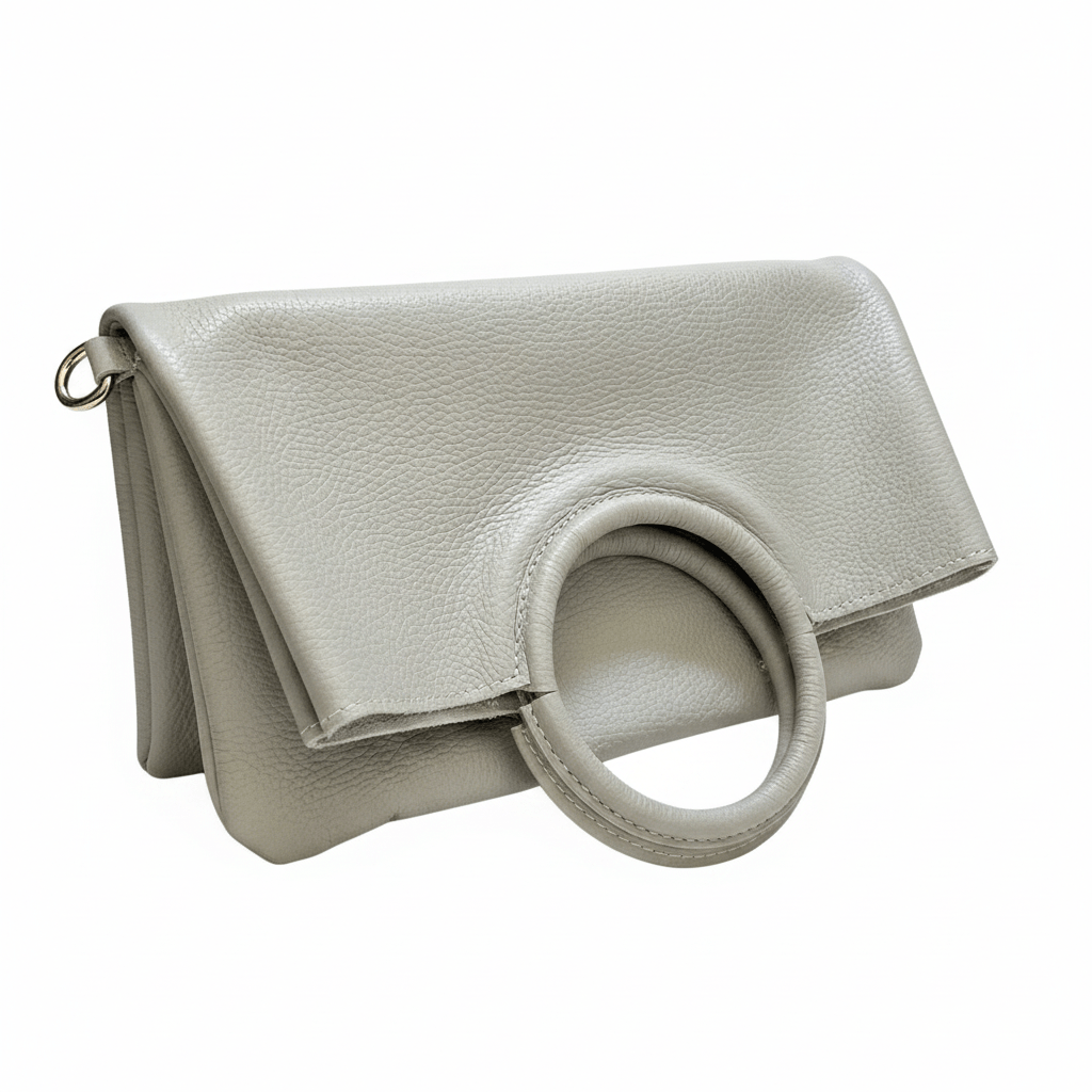 Twiggy Gris – Hellgraue Ledertasche als Clutch gefaltet mit rundem Lederhenkel, Schrägansicht | LiBEAU
