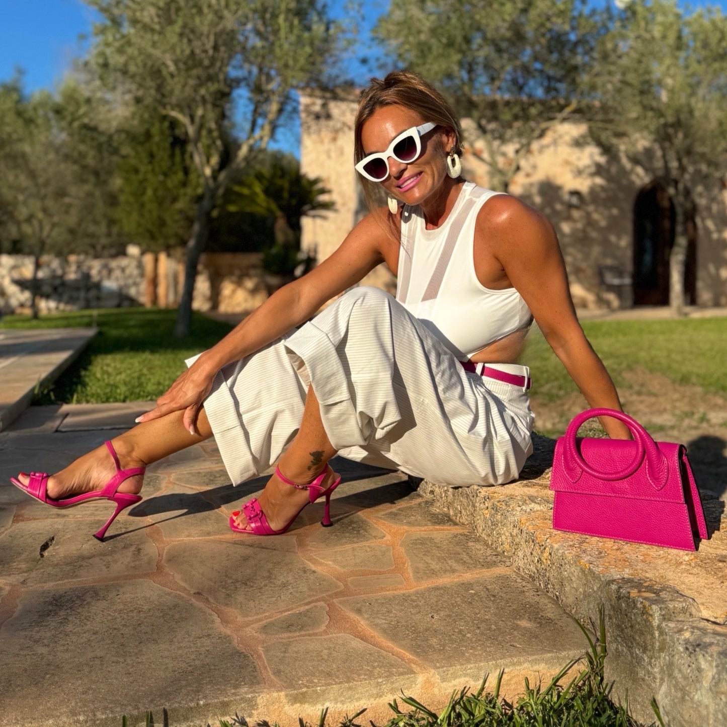 Viktorya Sandals – LiBEAU Damen trägt Fuchsia High Heel Riemchensandalen, lebendiger mutiger Statement Editorial Look | LiBEAU
