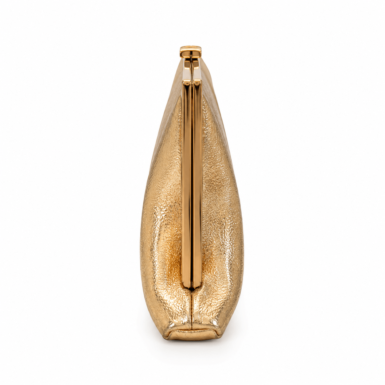 Wedding Clutch Gold – Seitenansicht der goldenen Abendtasche mit goldenem Metallrahmen und strukturiertem Metallic-PU, zeigt die Tiefe | LiBEAU
