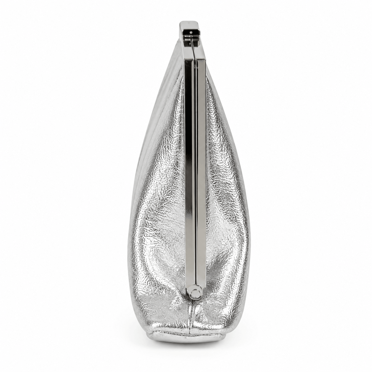 Wedding Clutch Silver – Seitenansicht der silbernen Abendtasche mit silbernem Metallrahmen, zeigt die Tiefe von 6 cm | LiBEAU
