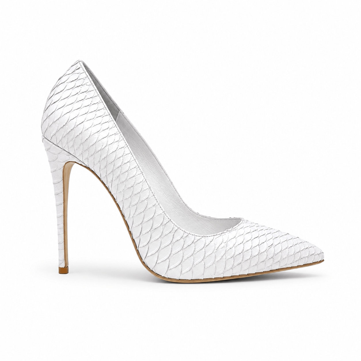 White Lady Pumps – LiBEAU weiße Snake-Optik Pumps seitlich, schlanker 11,5 cm Metallabsatz, Seitenansicht | LiBEAU
