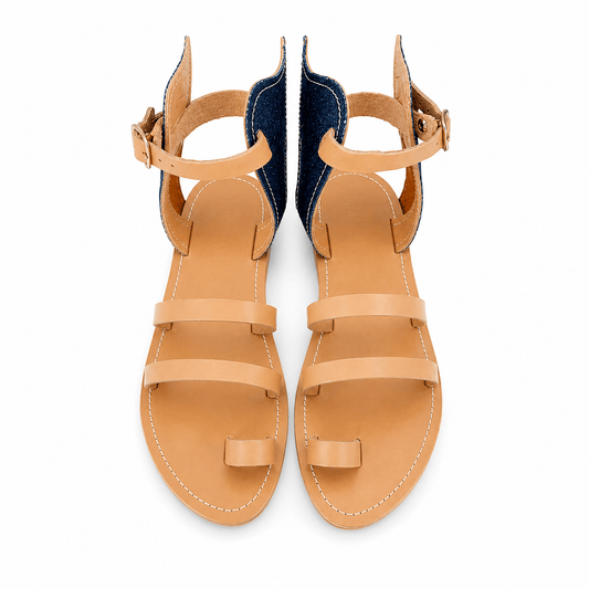 Winged Sandals – Ledersandalen mit Denim-Flügel, Schrägansicht beide Schuhe | LiBEAU
