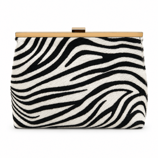 Zebrina Clutch – LiBEAU Damen Clutch Zebramuster Fell-Optik Schwarz Weiß, goldener Bügelverschluss-Rahmen, Frontansicht | LiBEAU
